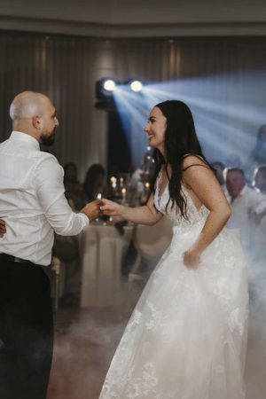 Couple de mariés en pleine première danse chorégraphiée