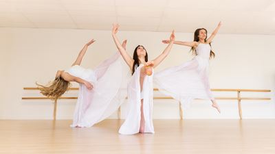 Danseuses en mouvement dans un studio de danse Rachel Jasmin, formation artistique et cours de ballet pour tous niveaux.