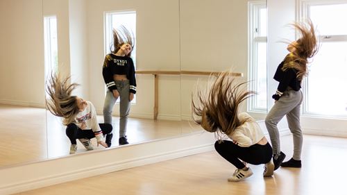 Enfant dansant devant un miroir à l’École de Danse Rachel Jasmin, studio de danse pour enfants et adolescents.