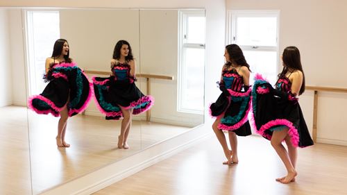 Danseuses en costume traditionnel dans un studio de danse École Rachel Jasmin.