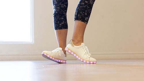 Chaussures de danse lumineuses pour entraînement, école de danse Rachel Jasmin, style dynamique et moderne.