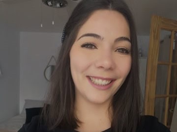 Sourire d'une danseuse dans un studio de danse Rachel Jasmin, école de danse à Québec.