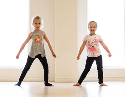 Enfants en cours de danse classique dans une salle lumineuse à l'école de danse Rachel Jasmin.