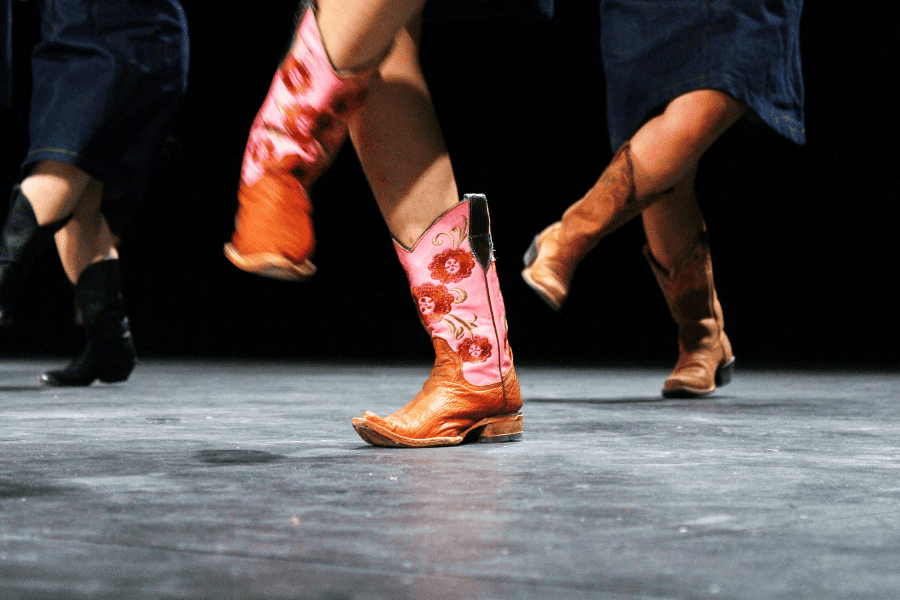 Bottes de danse western pour cours à l’École de Danse Rachel Jasmin, danse country et western.