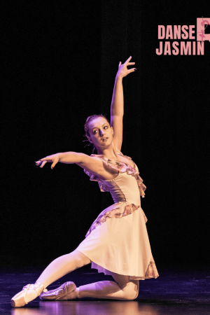 Danseuse ballet en scène à l'École de Danse Rachel Jasmin, performances artistiques et classes de danse professionnelles.